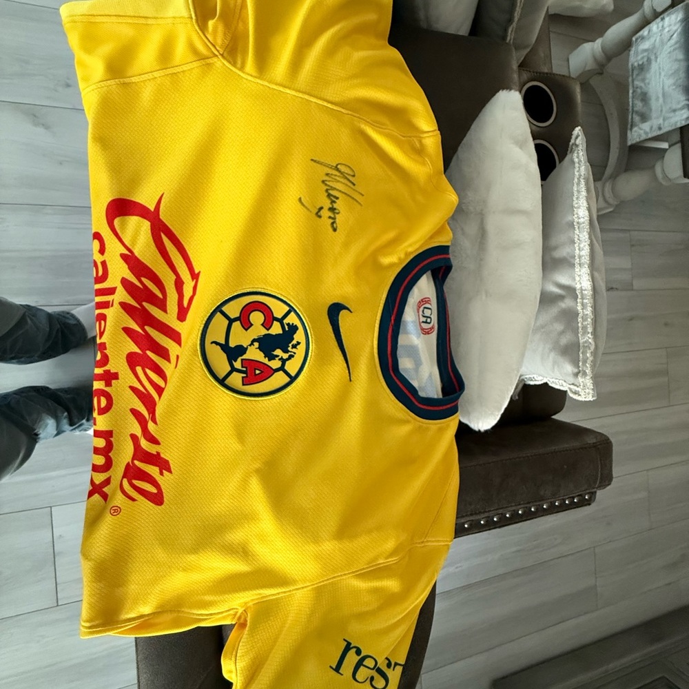 Club america jersey signed by Matías Vuoso